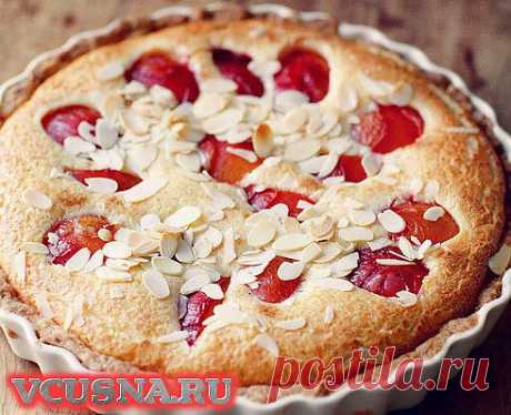 Пирог со сливами, кремом маскарпоне и миндалем - кулинарный рецепт VCUSNA.RU