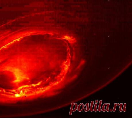 Инструмент The Jovian Infrared Auroral Mapper (JI-RAM) сделал уникальные снимки северного и южного полюсов Юпитера в ИК-диапазоне. Знаменитое полярное сияние Юпитера теперь можно в деталях рассмотреть на этом снимке южного полюса Юпитера, состоящем на самом деле из трех изображений, сделанных зондом с небольшим интервалом. / Интересный космос