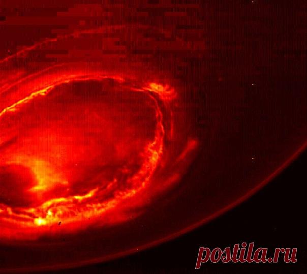 Инструмент The Jovian Infrared Auroral Mapper (JI-RAM) сделал уникальные снимки северного и южного полюсов Юпитера в ИК-диапазоне. Знаменитое полярное сияние Юпитера теперь можно в деталях рассмотреть на этом снимке южного полюса Юпитера, состоящем на самом деле из трех изображений, сделанных зондом с небольшим интервалом. / Интересный космос