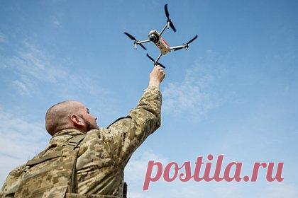 Дрон ВСУ попытался взорвать машину с российскими пограничниками. Дрон Вооруженных сил Украины (ВСУ) попытался взорвать УАЗ российских пограничников в районе села Бутырки Валуйского района Белгородской области, сбросив на него два взрывных устройства. Предположительно, это были выстрелы для гранатомета ВОГ-17. В результате машину лишь задело осколками.