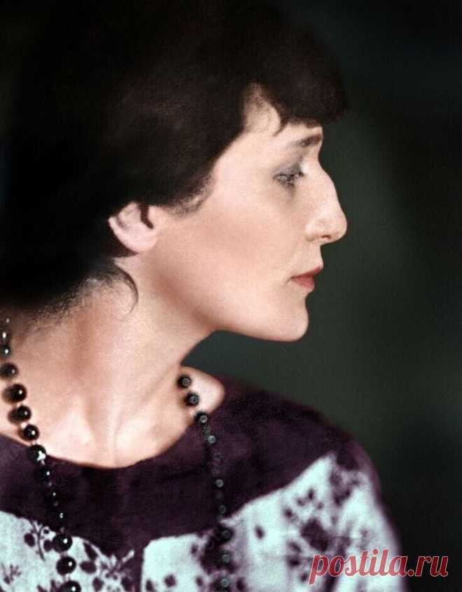 Анна Ахматова      
из любимого....
ஜ════════ஜ۩۞۩ஜ════════ஜ 

То змейкой, свернувшись клубком, 
 У самого сердца колдует, 
 То целые дни голубком 
 На белом окошке воркует, 

 То в инее ярком блеснет, 
 Почудится в дреме левкоя… 
 Но верно и тайно ведет 
 От радости и от покоя. 

 Умеет так сладко рыдать 
 В молитве тоскующей скрипки, 
 И страшно ее угадать 
 В еще незнакомой улыбке. 

ஜ════════ஜ۩۞۩ஜ════════ஜ 

Был он ревнивым, тревожным и нежным, 
Как божье солнце, меня л...