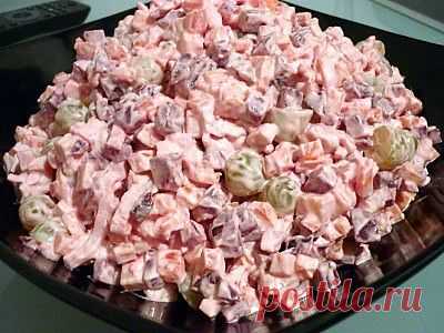 Салат с крабовыми палочками,свеклой и виноградом.