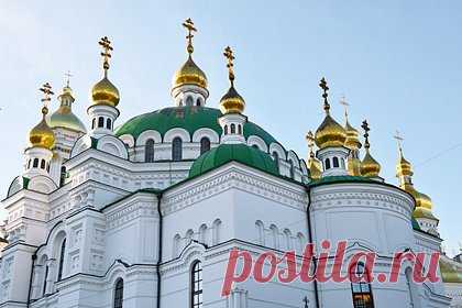 ПЦУ начала службу в Киево-Печерской лавре. В Вербное воскресенье глава Православной церкви Украины (ПЦУ) Епифаний проводит службу в Трапезном храме Киево-Печерской лавры. Тем временем на территории монастыря богослужение начал митрополит Украинской православной церкви (УПЦ) Онуфрий. Отмечается, что в храме собрались несколько десятков верующих.