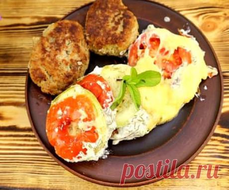 Кабачки в духовке под соусом Обожаю разные блюда из кабачков. А если не нужно подолгу стоять у плиты, так это мой фаворит. Один из таких рецептов - запеченные кабачки в духовке под вкуснейшим соусом. Рекомендую приготовить, и побаловать семью этим блюдом из кабачков.