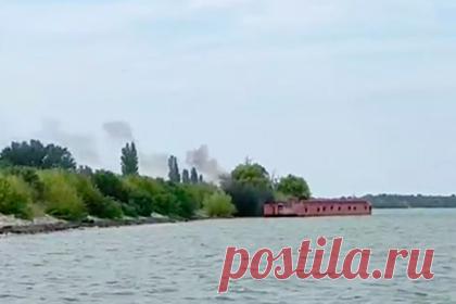 Перевозившая десант ВСУ для захвата ЗАЭС баржа попала на видео. В сети появилось видео с горящей баржей, перевозившей десант Вооруженных сил Украины (ВСУ) для захвата Запорожской атомной электростанции (ЗАЭС). На записи видно, как перевозившая военных ВСУ баржа стоит в воде вблизи берега и дымится. Людей поблизости нет. Армия России потопила две баржи ранее 1 сентября.