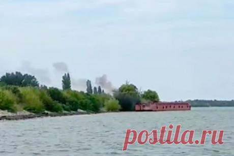 Перевозившая десант ВСУ для захвата ЗАЭС баржа попала на видео. В сети появилось видео с горящей баржей, перевозившей десант Вооруженных сил Украины (ВСУ) для захвата Запорожской атомной электростанции (ЗАЭС). На записи видно, как перевозившая военных ВСУ баржа стоит в воде вблизи берега и дымится. Людей поблизости нет. Армия России потопила две баржи ранее 1 сентября.