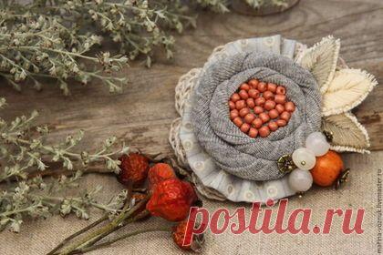 Купить Брошь Рябина и шиповник. Текстильная брошка, брошь из ткани - серый, брошь из ткани, брошка