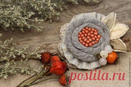 Купить Брошь Рябина и шиповник. Текстильная брошка, брошь из ткани - серый, брошь из ткани, брошка