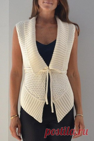 Белая безрукавка

Для вывязывания раппорта узора, изображенного ниже, на спицы набирают 18 петель и вяжут следующим образом.(фото 3)

1 ряд —1 петля лицевая, 3 следующие петли снимают на вспомогательную спицу и обвивают рабочей нитью два раза, затем провязывают их лицевыми петлями и т. д.
Показать полностью…