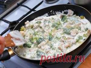 Курица с брокколи и морковью, тушеная в сливках