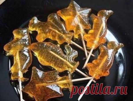 Петушок на палочке, как в детстве Ингредиенты только натуральные, и никаких «Е»: вода – 6-9 ст.л;&nbsp;сахар – 9 ст.л.;&nbsp; лимонная кислота – щепоточку или 1 ст.л винного уксуса;&nbsp; масло растительное для смазки формы;
-палочки или шпажки.Приготовление:
Наливаем в кастрюльку воду, добавляем сахар и лимонную...