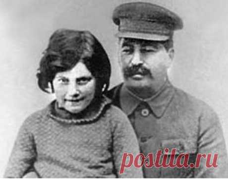 Судьба дочери Сталина - Умная Она не пошла по стопам отца, предпочтя «жизнь за кулисами», и написала мемуары, в которых изобличила партийную верхушку и показала Сталина с неожиданной стороны. Смерть отца У Светланы сложились очень противоречивые отношения с отцом, тень которого преследовала ее на протяжении всей жизни. Но даже несмотря на их многочисленные конфликты, его смерть стала для Аллилуевой настоящим …