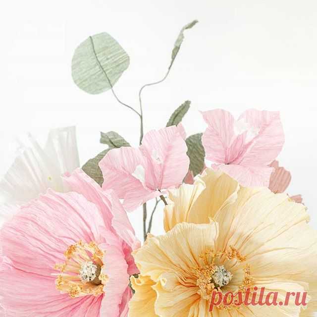 Newly made paper Papaver bouquet is catching the afternoon light 🌸🌞 These flowers are the only ones for which I used lighter paper in order to achieve that smooth, silky structure 😊  #kukkakimppu #kukkakauppa #helsinki #finland #paperpetals #paperflowers #paper #photography #kukka #floral #flowers #kukat #beautiful #instabeauty #papaver #bouquet #boutique #light