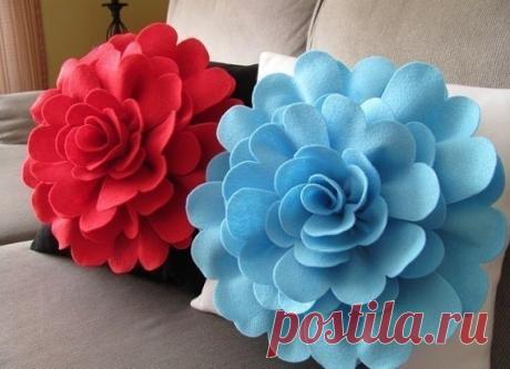 Декорируем подушку цветком из фетра