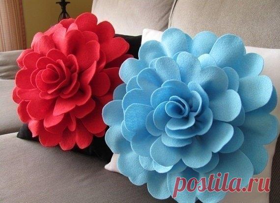 Декорируем подушку цветком из фетра