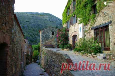 Castelnou - средневековая деревня в Восточных Пиренеях, Франция