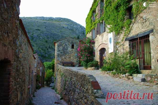Castelnou - средневековая деревня в Восточных Пиренеях, Франция - Путешествуем вместе