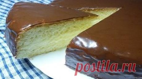 Очень вкусный и быстрый торт "Чародейка" 
Ингредиенты:
Для теста:
Мука — 1 стакан 
Сахар — 1 стакан
Разрыхлитель — 1 ч. л.
Яйца — 5 шт. 
Ванилин — по вкусу
Для крема:
Яйца — 1 шт.
Молоко — 1 стакан 
Сахарный песок — 0, 5 стакана
Мука — 2, 5 ст. л.
Сливочное масло — 50 г
Для глазури:
Сливочное масло — 50 г 
Какао — 3 ст. л.
Сахарный песок — 4 ст. л. 
Сметана — 4 ст. л. 
Ванилин — по вкусу
Приготовление:
1. Чтобы сделать тесто, нам нужно взбить яйца с ванилином и сахаром, да...