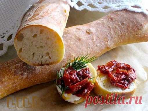 Итальянский багет Стирато 

Стирато (значит растянутый)- итальянский хлеб, напоминающий багет. Только он не формуется, а растягивается,и ни какого дополнительного замеса.В оригинале,для его выпечки нужен камень для хлеба,либо спец.кастрюля (типа гусятницы),ещё и с применением пара.Можно использовать обыкновенную бытовую брызгалку,для создания влажности в духовке.
Показать полностью…