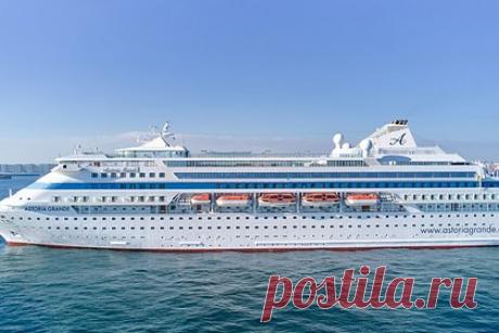 Полиция задержала протестующих против круизного лайнера с россиянами в Батуми. Полиция задержала нескольких протестующих, участвующих в акции против прибытия круизного лайнера Astoria Grande с россиянами на борту. Отмечается, что участники акции пытались прорвать баррикады и проникнуть на территорию гавани, которая охраняется полицией. Акция началась в полночь по местному времени.