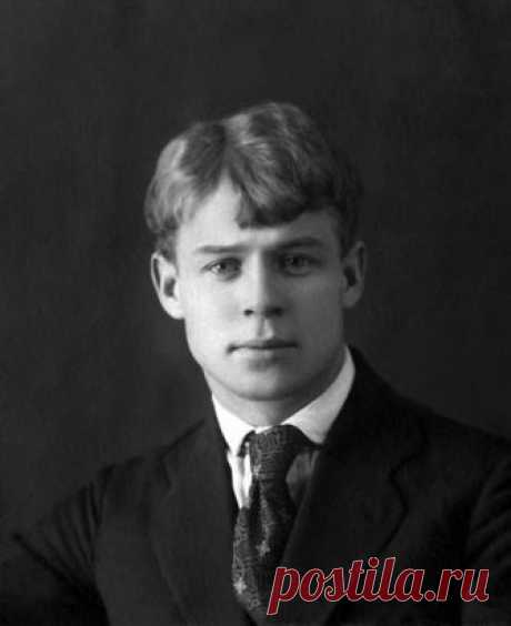 Сергей Александрович Есенин
* * *
Я обманывать себя не стану,
Залегла забота в сердце мглистом.
Отчего прослыл я шарлатаном?
Отчего прослыл я скандалистом?
Не злодей я и не грабил лесом,
Не расстреливал несчастных по темницам.
Я всего лишь уличный повеса,
Улыбающийся встречным лицам.
Я московский озорной гуляка.
По всему тверскому околотку
В переулках каждая собака
Знает мою легкую походку.
Каждая задрипанная лошадь
Головой кивает мне навстречу.
Для зверей приятель я хороший,
Каждый стих мо