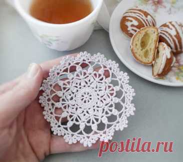 Мини - салфетка крючком 🌸Салфетка выполнена по классической японской схеме в технике филейного и ажурного вязания. Использована пряжа типа &quot;Ирис&quot;, 100% хлопок, с тонким блеском и высокой скруткой — идеальна для такой филигранной работы.  #вязание  • #салфетка  выкройки летних сарафанов