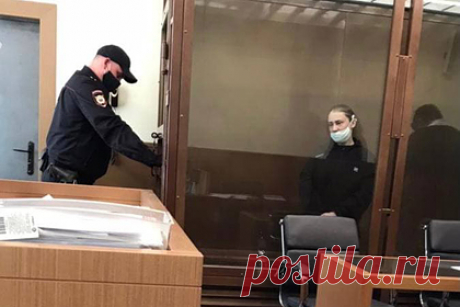 Продававшая девственность 13-летней дочери россиянка получила срок. В Москве к пяти годам колонии общего режима приговорили продавшую девственность 13-летней дочери 37-летнюю россиянку. Женщина разместила объявление в интернете и продала девочку на две ночи за миллион рублей. Под видом покупателя выступил оперативник. Подозреваемую задержали.