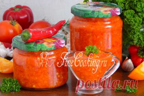 Аджика на зиму Сегодня готовим самую вкусную домашнюю аджику, которую мне доводилось пробовать! Поделюсь с вами рецептом аджики на зиму, в составе которой будут сочные помидоры, мясистый сладкий и жгучий горький перец, душистый чеснок и хрустящая морковь.
