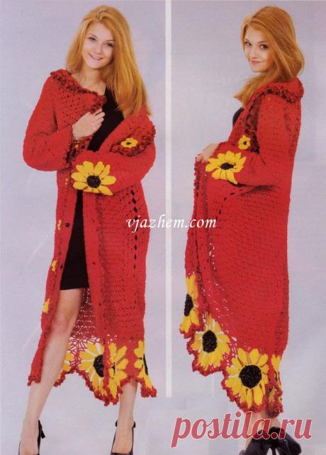 Длинное пальто с цветочной каймой.