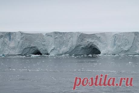 Раскрыта причина оледенения Антарктиды 34 миллиона лет назад. Международная группа ученых определила причину глобального похолодания 34 миллиона лет назад, которое привело к появлению толстого ледникового щита в Антарктиде. Главную роль в этом процессе играло не только снижение концентрации углекислого газа в атмосфере Земли, но и тектонические изменения.