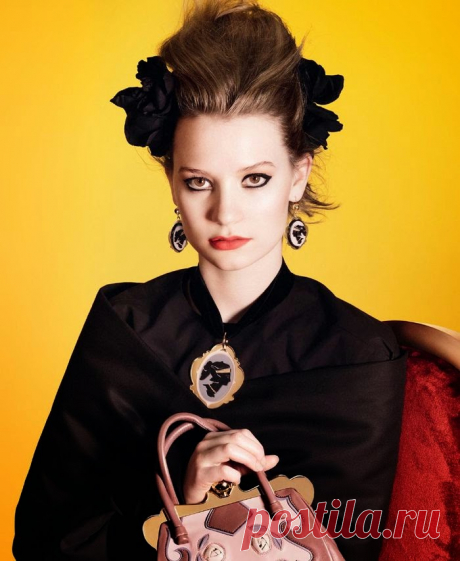 Миа Васиковска (Mia Wasikowska) в фотосессии Дэвида Симса (David Sims) для бренда Miu Miu (весна/лето 2012)
