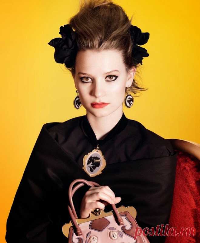 Миа Васиковска (Mia Wasikowska) в фотосессии Дэвида Симса (David Sims) для бренда Miu Miu (весна/лето 2012)