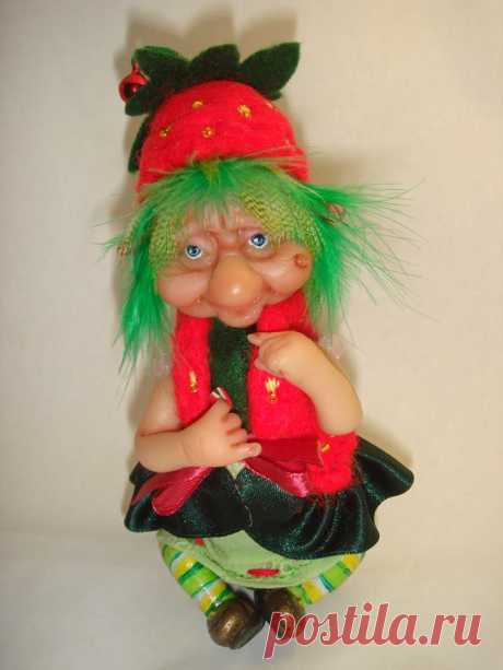 Гномиха Клубничка :) Милая, озорная....Выполнена из полимерной глины Cernit Doll.Тело фетр, ручки ножки и голова подвижны. Шапочка и жилет валяние из шерсти, декор бисер, ленты, колокольчик :) Роспись пастель, акрил масло.