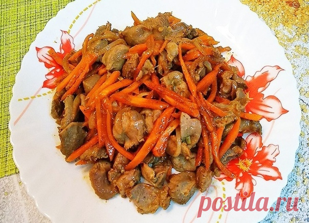 Куриные желудки по-корейскиКуриные желудки по-корейски достаточно легко приготовить в домашних условиях. Блюдо простое, бюджетное, но получается очень вкусным и необычным. Это блюдо можно подавать как закуску или же как мясное блюдо с любыми гарнирами...Ингредиенты:- Куриные желудки - 500 г- Морковь - 1 шт.- Лук репчатый - 0,5 шт.- Соевый соус - 4 ст. л.- Приправа для фунчозы - 1 пакетик- Соль - по вкусу- Масло растит...