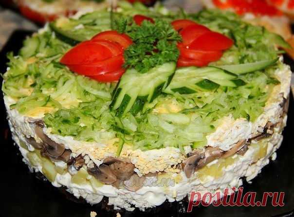 Слоёный салат с курицей и грибами «Венеция»