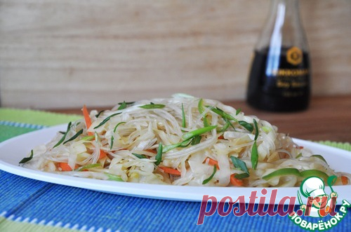 Тёплый салат из фунчозы и капусты - кулинарный рецепт