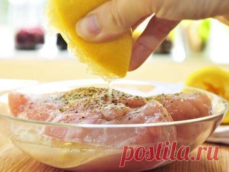 ТОП МАРИНАДОВ ДЛЯ КУРИНОЙ ГРУДКИ!

№1 - ПРЯНЫЙ МАРИНАД!

Ингредиенты на 1кг:

1) Луковицы - 1шт
2) Чеснок - 3 зубчика 
3) Лимонный сок - 30мл
4) Красный перец молотый и соль - по вкусу

Способ приготовления:

Лук и чеснок мелко порубить и смешать с солью и перцем. Засыпать получившейся смесью кусочки курицы, перемешать и оставить в прохладном месте на 4−6 часов

№2 - ПИВНОЙ МАРИНАД!

Ингредиенты на 1кг:

1) Соевый соус - 200мл
2) Мёд - 150г
3) Пиво - 200мл
4) Чеснок - 2 зу...