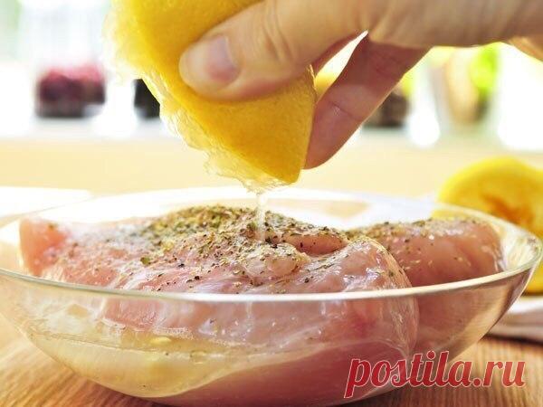 ТОП МАРИНАДОВ ДЛЯ КУРИНОЙ ГРУДКИ!

№1 - ПРЯНЫЙ МАРИНАД!

Ингредиенты на 1кг:

1) Луковицы - 1шт
2) Чеснок - 3 зубчика 
3) Лимонный сок - 30мл
4) Красный перец молотый и соль - по вкусу

Способ приготовления:

Лук и чеснок мелко порубить и смешать с солью и перцем. Засыпать получившейся смесью кусочки курицы, перемешать и оставить в прохладном месте на 4−6 часов

№2 - ПИВНОЙ МАРИНАД!

Ингредиенты на 1кг:

1) Соевый соус - 200мл
2) Мёд - 150г
3) Пиво - 200мл
4) Чеснок - 2 зу...