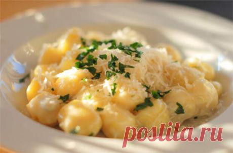 Картофельные ньокки (клецки) - БУДЕТ ВКУСНО! - медиаплатформа МирТесен В Аргентине существует поверье: если съесть большую тарелку ньокки (клецки) 29 числа, положив под нее банкноту или монету, то в следующем месяце проблем с деньгами не будет! Ингредиенты: 1 кг картофеля 1 1/2 стакан муки 1 чайная ложка соли 1 яйцо, слегка взбитое Приготовление: Нагрейте