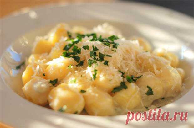 Картофельные ньокки (клецки) - БУДЕТ ВКУСНО! - медиаплатформа МирТесен В Аргентине существует поверье: если съесть большую тарелку ньокки (клецки) 29 числа, положив под нее банкноту или монету, то в следующем месяце проблем с деньгами не будет! Ингредиенты: 1 кг картофеля 1 1/2 стакан муки 1 чайная ложка соли 1 яйцо, слегка взбитое Приготовление: Нагрейте
