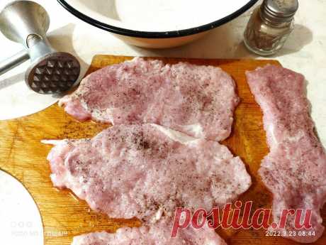 Отбивные - простой рецепт. На вкус нареканий нет | Мастер Шеф Пульс Mail.ru Они всегда восхитительные и простые в приготовлении получаются на столько сочными и нежными, что их всегда готовы съесть вместе с вилкой.