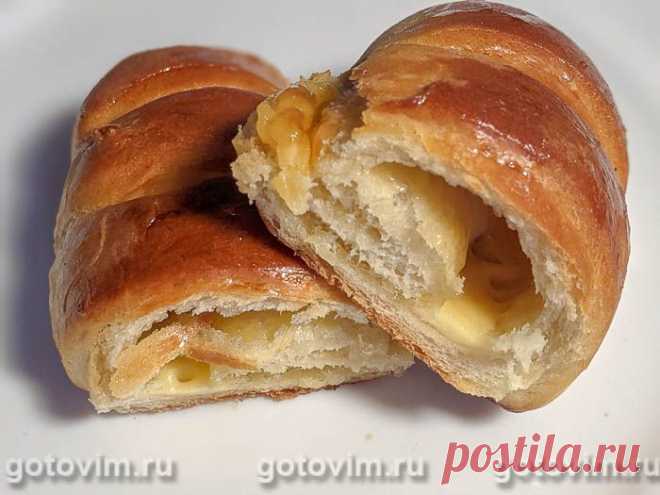 Булочки с сыром. Рецепт с фото Для булочек с сыром подойдет дрожжевое или слоёное тесто. Тесто можно купить в магазине, если нет времени готовить самому. Для начинки хватит 10-12 ломтиков сыра твердых сортов. Оформить булочки с сыром можно так как вам захочется. В этом рецепте показываем, как скрутить из теста мини-рулетики с полосками.