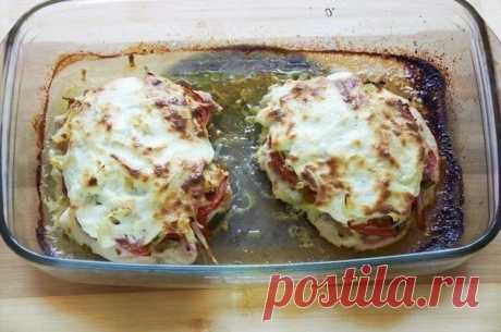 ​Куриная грудка под шубой Готовится просто, а получается так вкусно! Сохраните рецепт, и он точно станет вашим фирменным!Ингредиенты:Грудка куриная &mdash; 2 шт.Картофель &mdash; 3 шт.Помидор &mdash; 2 шт.Лук репчатый &mdash; 1 шт.Шампиньоны свежие &mdash; 2 шт.Лук зелёный &mdash; 2 шт.Сметана 25% &mdash; 150...