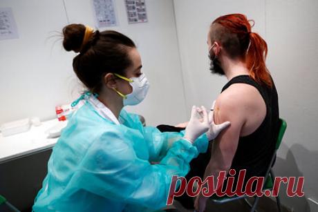 Российский врач предрек регулярную вакцинацию от коронавируса в будущем. В будущем от коронавируса придется регулярно проходить вакцинацию, предрекла главный врач московской городской клинической больницы № 52 Марьяна Лысенко. Ранее главврач больницы №40 в Коммунарке Денис Проценко заявил, что коронавирус может превратиться в сезонное заболевание к осени 2022 года.