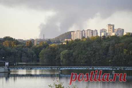 Число жертв обстрела Донецка возросло. Число жертв обстрелов Донецка 7 ноября возросло до 20 человек. Об этом сообщает представительство Донецкой народной республики (ДНР) в Совместном центре контроля и координации вопросов, связанных с военными преступлениями Украины (СЦКК). Зафиксированы повреждения четырех объектов гражданской инфраструктуры.