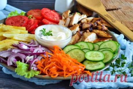 Кулинарные хитрости: как из обычного блюда сделать шедевр Предлагаем 8 хитростей, которые точно пригодятся на кухне.

1. Овощи под хрустящей сырной корочкой


Запеченные, тушеные или приготовленные на пару овощи – частый гарнир горячих блюд. Сам по себе гарнир невыдающийся, хоть и полезный. Вот как его можно изменить! Готовые овощи (жареные, запеченны