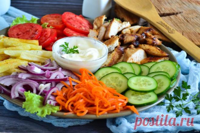 Кулинарные хитрости: как из обычного блюда сделать шедевр Предлагаем 8 хитростей, которые точно пригодятся на кухне.

1. Овощи под хрустящей сырной корочкой


Запеченные, тушеные или приготовленные на пару овощи – частый гарнир горячих блюд. Сам по себе гарнир невыдающийся, хоть и полезный. Вот как его можно изменить! Готовые овощи (жареные, запеченны