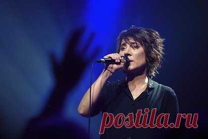 Уехавшую из России Земфиру захотели лишить роскошных автомобилей. Певицу Земфиру (внесена Минюстом в реестр физлиц-иноагентов) захотели лишить всего имущества в России. Выяснилось, что депутаты направили обращение в Генпрокуратуру, в котором требуют изъять у артистки недвижимость и автомобили. Она оставила в стране две иномарки, а именно BMW 325i и Mercedes-Benz C 200 4MATIC.