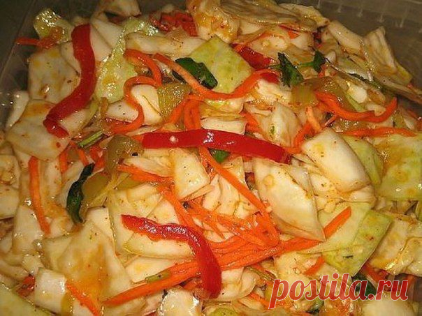 Елена Галимуллина
Очень вкусная капустка!

3 кг капусты порезать квадратами, 1 большой болгарский перец ( красный ) порезать соломкой. 
2 большие моркови натереть на корейской терке, 1 пучок петрушки порезать, 2 головки чеснока пропустить через давилку.