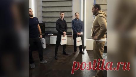 Глава IBA Кремлев вручил по 3 млн рублей дагестанцам, спасавшим людей в Петербурге. Президент Международной ассоциации бокса Умар Кремлев вручил по три миллиона рублей трем уроженцам Дагестана, которые бросились спасать людей из упавшего в Мойку автобуса. Об этом Кремлев сообщил в своем Telegram-канале. Идриса Гаджиева, ...